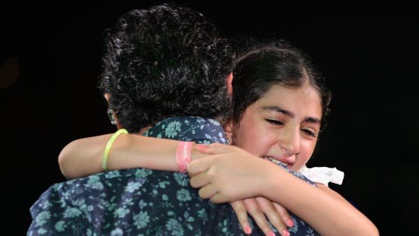  بكاء وحضن فتاة.. راغب علامة يتعرض لموقف في حفل العلمين | شاهد