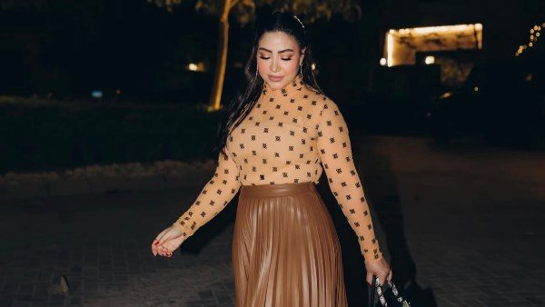 فستان مكشوف.. بوسي تخطف الأنظار بإطلالة صيفية | شاهد