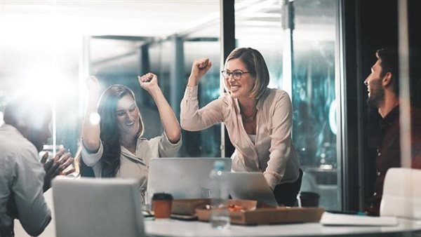 متفائلون دائمًا يحولّون الأزمات لمواقف مضحكة.. حكاية 4 أبراج بيبصوا لنُص الكوباية المليان