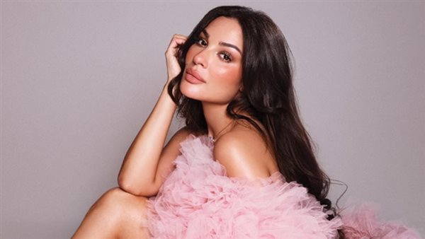 فستان مجسم.. نادين نجيم تثير الجدل بإطلالتها في زفاف نجل إيلي صعب | شاهد 