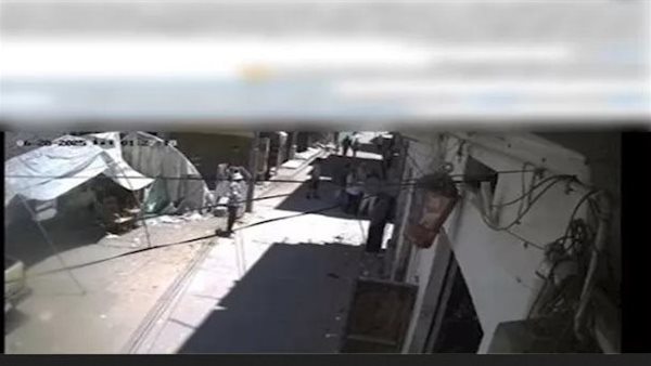 فيديو مؤلم.. لقطات صادمة للاعتداء على مسن في البحيرة | شاهد