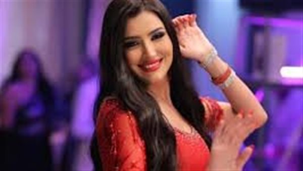  من المطار.. مي عمر تخطف الأنظار بإطلالة كاجوال | شاهد