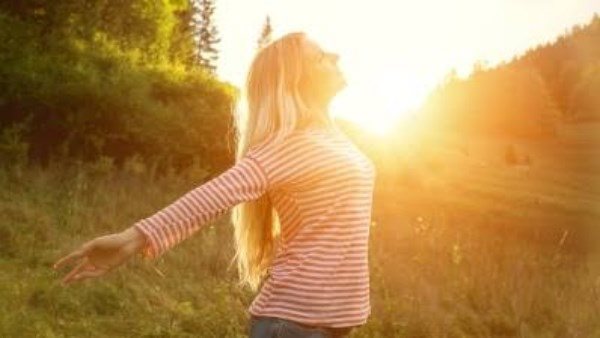  بدون أدوية.. طرق الحصول على فيتامين د من الشمس 