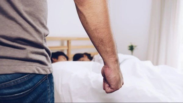  خيانة مزدوجة.. صدمة شاب ضبط زوجته بأحضان شقيقه في العمرانية 