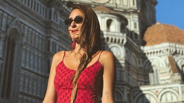  بالأحمر النارى.. أمينة خليل تخطف الأنظار رفقة زوجها من إيطاليا | شاهد