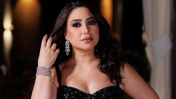  جمبسوت لامع.. بوسي تثير الجدل بهذه الإطلالة | شاهد