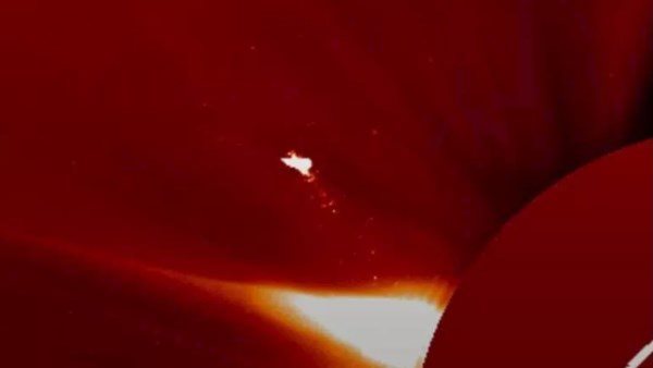 هل يشكل خطرا؟.. تفاصيل رصد بروز شمسي ضخم بالقرب من كوكب الأرض 