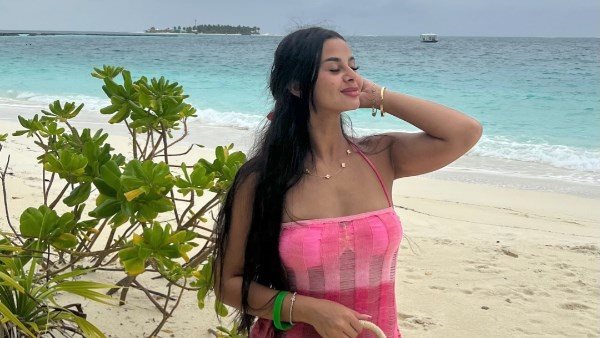 فستان جريء.. منة عرفة تخطف الأنظار في أحدث ظهور | شاهد