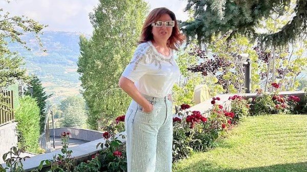 بالكاجوال.. إلهام شاهين تلفت الأنظار بنحافتها في لبنان | شاهد 