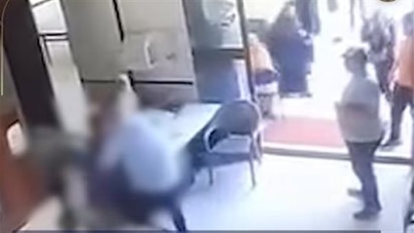  بإيده ورجله.. القصة الكاملة لاتهام عاطل بضرب طليقته خلال رؤية نجله داخل نادٍ بالإسماعيلية | فيديو