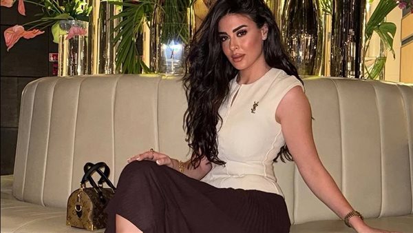 على البحر.. ميرنا نور الدين تخطف الأنظار في أحدث ظهور | شاهد