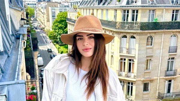  فستان كلاسيك.. هنادي مهنا تخطف الأنظار بهذه الإطلالة | شاهد