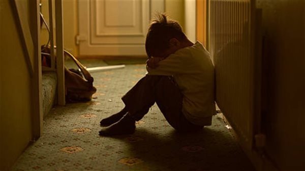 هدده بمنجل.. التفاصيل الكاملة للحكم على شاب بتهمة هتك عرض طفل في بني سويف