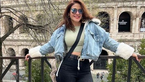 فستان قصير.. هيدي كرم تخطف الأنظار بإطلالة جديدة | شاهد