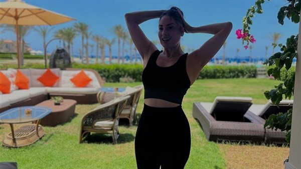 بالكاجوال علي الشاطئ.. نرمين الفقي تخطف الأنظار بهذه الإطلالة | شاهد