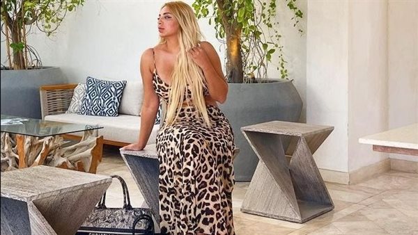 فستان منقوش.. مي حلمي تثير ضجة بإطلالة صيفية | شاهد