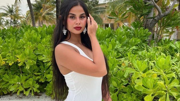 فستان قصير.. منة عرفة تثير الجدل بإطلالة جريئة | شاهد 