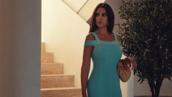 قوام ممشوق.. درة تخطف الأنظار بفستان جريء | شاهد