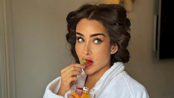 أعلى الركبة.. هنا الزاهد تخطف الأنظار بإطلالة أنيقة | شاهد