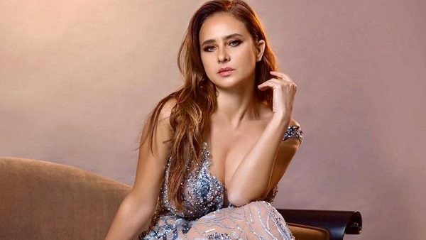  مع كلبها..نيللي كريم تخطف الأنظار في أحدث ظهور | شاهد 