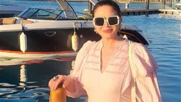  بالأخضر الجريء في الساحل..إلهام شاهين تثير الجدل بإطلالة ملفتة | شاهد