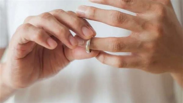 بيسلف هدومي لأخواته البنات..سمر تطلب خلع زوجها في محكمة الأسرة