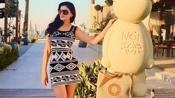 فستان قصير.. مي عمر تثير ضجة بهذه الإطلالة | شاهد