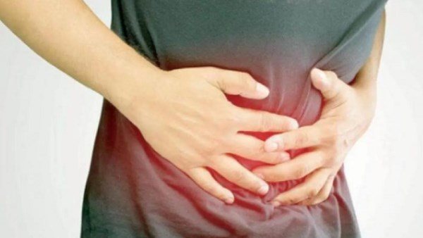  أبرزها شرب الماء بهذه الطريقة.. 5 عادات يومية تسبب الانتفاخ