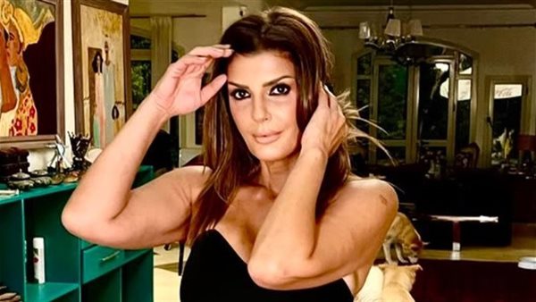  بالمايوه.. فيدرا تثير الجدل من حمام السباحة | شاهد