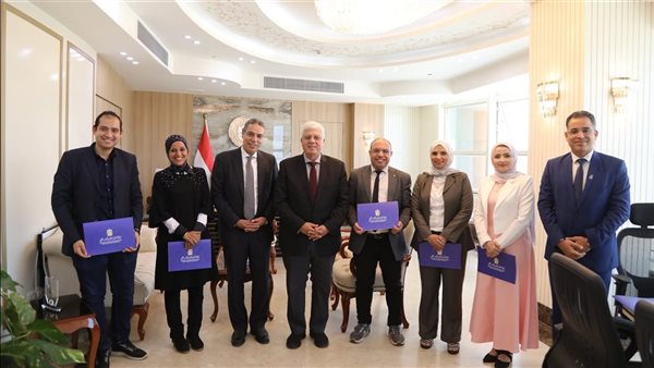 وزير التعليم العالي يكرم الفريق الإعلامي بالوزارة (صور)