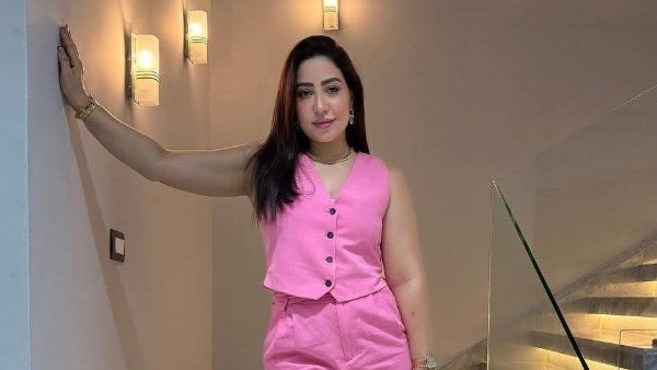 هوت شورت.. بوسي تخطف الأنظار بإطلالة صيفية مثيرة | شاهد