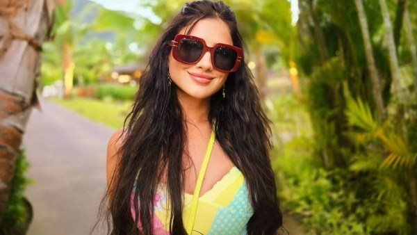 فوق الركبة.. مي عمر تخطف الأنظار بفستان قصير | شاهد