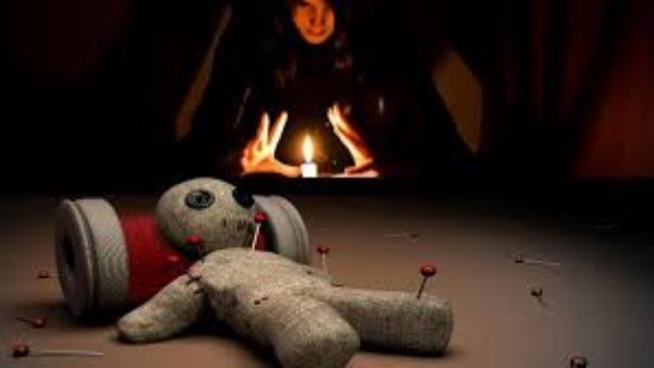 تظهر 5 على الحوائط و3 بأهله.. علامات السحر والحسد في البيت 