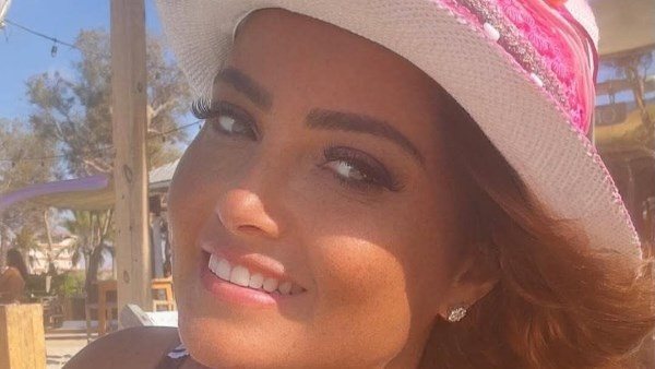  فستان قصير.. بشرى تثير الجدل علي البحر بهذه الإطلالة | شاهد