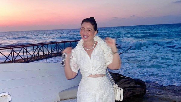 إطلالة جريئة.. إلهام شاهين تثير ضجة بأحدث ظهور من الساحل الشمالي | شاهد