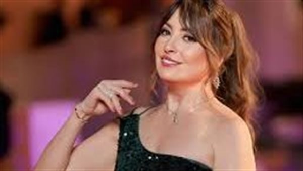 شورت قصير.. نيرمين الفقي تثير الجدل بإطلالة جريئة | شاهد