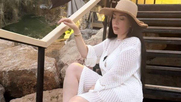 كاش مايوه.. عبير صبري تثير الجدل بإطلالة جريئة | شاهد