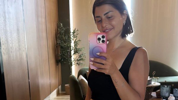 شورت قصير.. منة فضالي تثير الجدل بإطلالة كاجوال | شاهد 