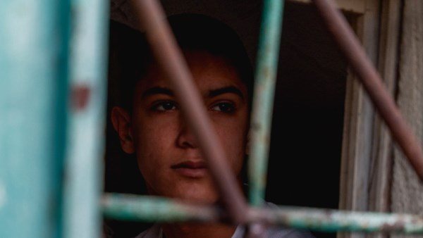  تفاصيل صادمة.. فتاة تحبس نفسها لمدة ٢٥ سنة في غرفتها وتخرج وهي بعمر الأربعينات 