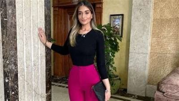 على الشاطئ.. ملك أحمد زاهر تخطف الأنظار بهذه الإطلالة | شاهد