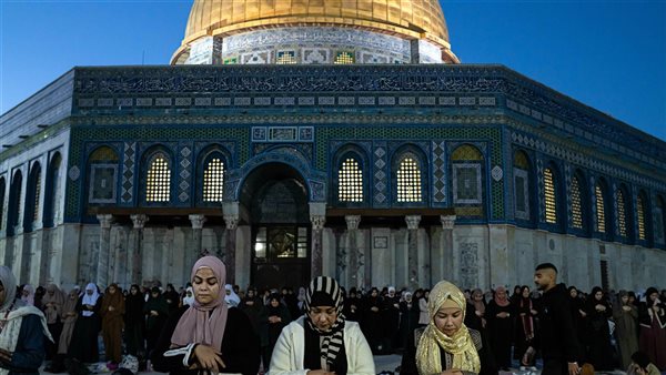 لهيب الحرّ لا يوقف الطقوس.. آلاف المصلين بالأقصى يأملون صلاة بلا إزعاج