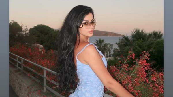 فستان لافت.. كارولين عزمي تخطف الأنظار في أحدث ظهور | شاهد 