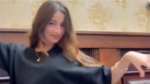 جدل وتحرك قانوني واعتذار نقيب الممثلين.. القصة الكاملة لواقعة رقص فنانة داخل المحكمة وغضب العدالة