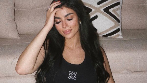  أعلى الركبة.. كارولين عزمي تخطف الأنظار في أحدث ظهور | شاهد 