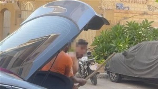 ألفاظ وإشارات خارجة.. تفاصيل صادمة في فيديو مشاجرة بين طبيب وطليقته أمام فيلا بأكتوبر | شاهد