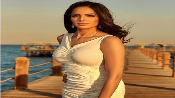 وان شولدر.. آمال ماهر تثير ضجة بإطلالة جريئة | شاهد