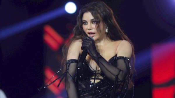  نزعت جزءًا من الفستان.. هيفاء وهبي تثير الجدل بحفلها فى لبنان | شاهد