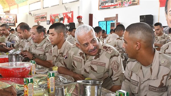 وزير الدفاع يلتقى بعدد من مقاتلى المنطقة الغربية العسكرية (صور)