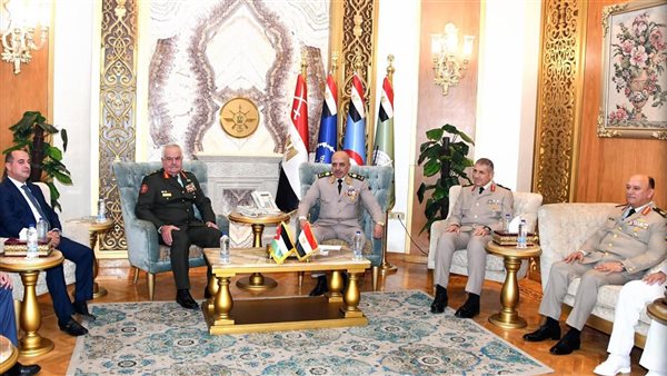 وزير الدفاع ورئيس أركان حرب القوات المسلحة يلتقيان رئيس هيئة الأركان المشتركة للقوات المسلحة بالمملكة الأردنية