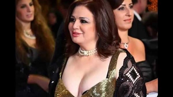 فستان قصير.. إلهام شاهين تثير ضجة بهذه الإطلالة | شاهد